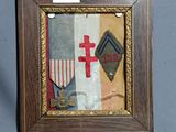 une image d'une photo d'une photo d'une croix accrochée au mur