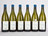 six bouteilles de vin sont alignées dans une rangée