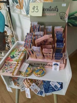 une table sur laquelle sont disposés de nombreux articles dans un magasin