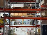 un grand entrepôt avec de nombreuses étagères et palettes
