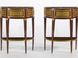 paire de tables d'appoint de style Louis XVI avec incrustations