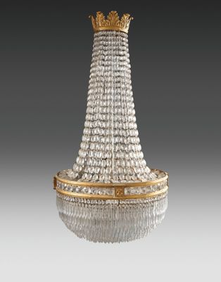 un gros plan d'un lustre surmonté d'une couronne