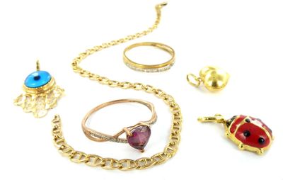 beaucoup de bijoux posés sur la table