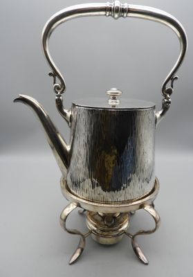Théière en métal argenté brossé et son support équipé d'un r…
