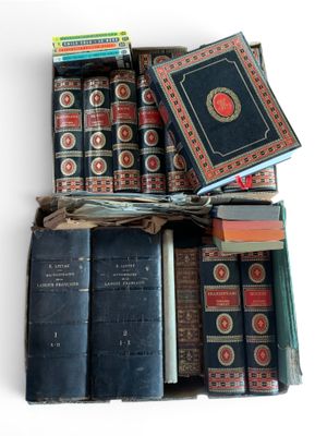 plusieurs livres empilés sur une table