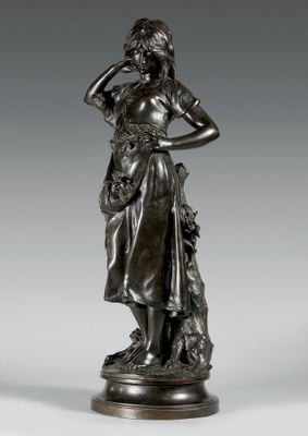 une statue en bronze représentant une femme tenant un panier de fleurs