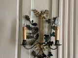 une photo d'une applique murale sur laquelle sont posées deux bougies
