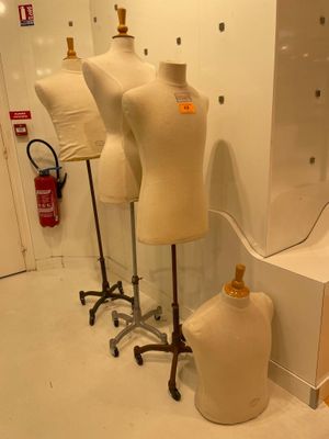 3 Mannequins au piétement quadripode à roulettes (2 Vendôme …