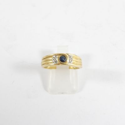 une image d'une bague en or avec un saphir et des diamants