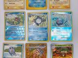 plusieurs cartes Pokémon empilées les unes sur les autres sur une table