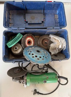 une boîte d'outils posée sur une table