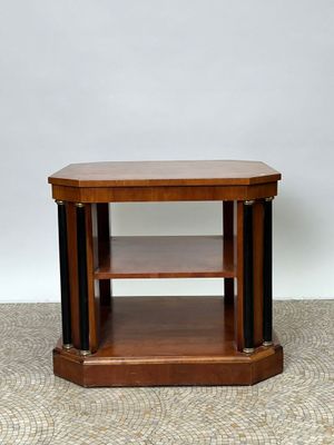 l'image d'une petite table en bois surmontée d'une étagère