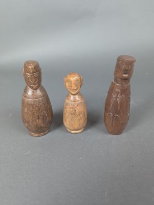 trois petites figurines en bois de formes et de tailles différentes