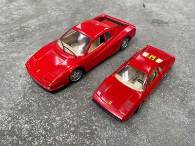 deux petites voitures posées par terre