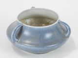 une tasse bleue et blanche posée sur une soucoupe