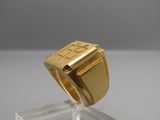 l'image d'une bague en or ornée d'une croix