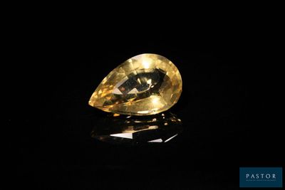 un saphir jaune sur un fond noir