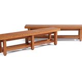 deux bancs en bois assis l'un à côté de l'autre sur une surface blanche
