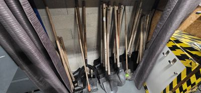 un grand nombre d'outils qui restent sur une étagère
