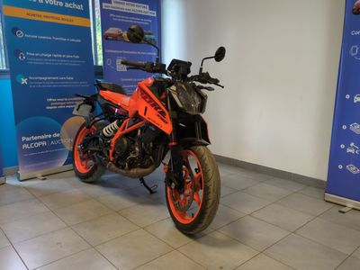 une moto garée dans un showroom