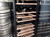 une cave à vin contenant plusieurs fûts
