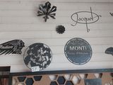 un mur sur lequel sont accrochés tout un tas de panneaux différents