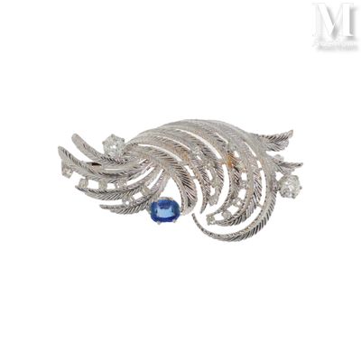 une image représentant une broche ornée d'une pierre bleue au centre