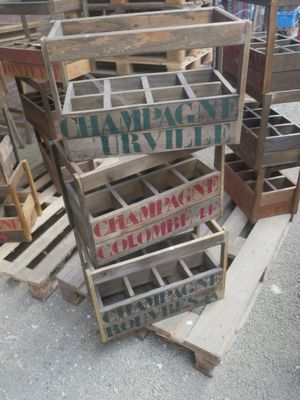 de nombreuses caisses en bois empilées les unes sur les autres dans la rue