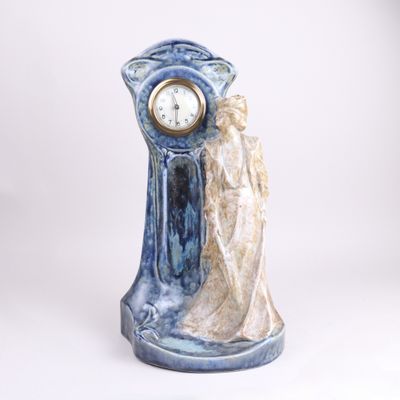 une horloge bleue et blanche posée sur une table