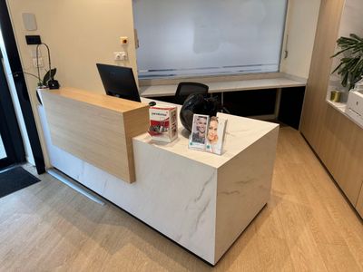 un bureau sur lequel est posé un ordinateur portable, dans un coin de la pièce