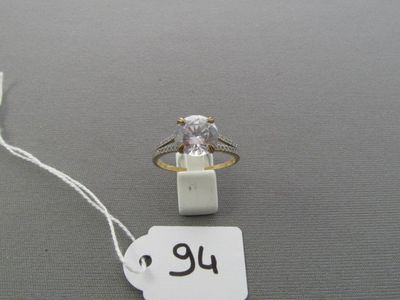 une bague sertie d'un diamant, suspendue à un fil