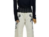 un mannequin vêtu d'un haut noir et d'un pantalon blanc