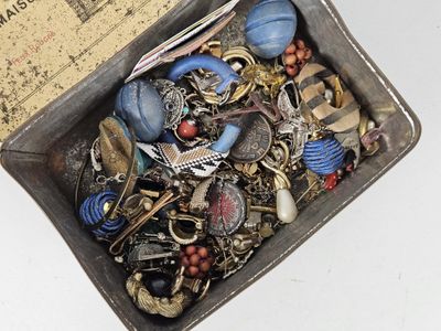 une boîte remplie de bijoux assortis sur une table