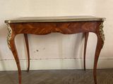 une petite table en bois avec un plateau en marbre