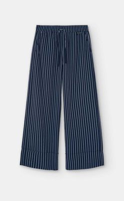 une photo d'un pantalon rayé bleu et blanc
