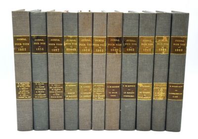 un coffret de cinq livres à couverture grise rehaussée de dorures