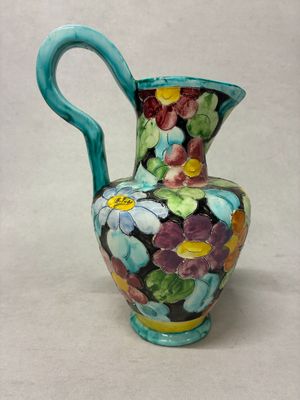 un vase coloré orné de fleurs, posé sur une table