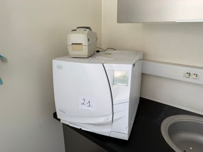 un micro-ondes blanc posé sur un plan de travail noir