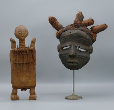 deux sculptures en bois représentant un homme et une femme, posées sur un socle