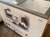 une machine à glaces posée sur un plancher en bois