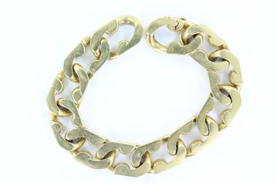 gros plan d'un bracelet en or sur fond blanc