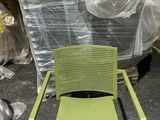 une chaise verte posée au milieu d'un tas d'ordures