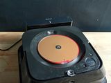 un tourne-disque posé sur une table en bois