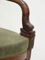 Fauteuil aux accotoirs en tête de dauphin à décor de palmett… (photo 3)