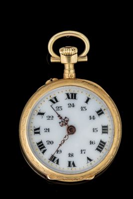 une montre de poche en or avec des chiffres romains sur le cadran