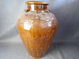 un vase brun posé sur une table