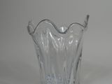 un vase en verre transparent posé sur une table