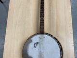 un banjo posé sur une table dans une pièce