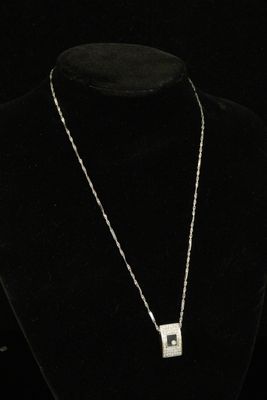 Collier avec chaîne en or gris 14 K (585) (poinçon Coquille …