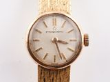 une montre-bracelet en or avec des chiffres romains